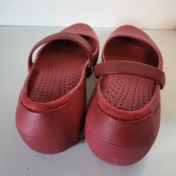 The Crocs Women's Alice Mary Jane Ballet Flats Shoes in red size 8 are a stylish - Picture 3 of 6